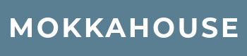 Mokkahouses Logo: Blå rektangel med skriften "MOKKAHOUSE" i hvid.