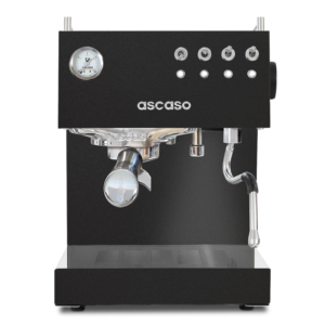 Frontbillede af Ascaso Steel Duo espresso maskine i sort. Maskinen viser det elegante design med metalgreb og manometer til overvågning af tryk
