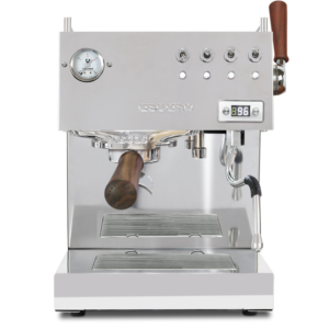 Forfra-billede af Ascaso Steel Duo PID Plus espressomaskine med træhåndtag. Maskinen har et blankt rustfrit stål kabinet, analoge og digitale målere, og en dampstav til skumning af mælk. Det moderne og stilrene design er velegnet til professionelle og entusiaster.