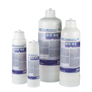 Billede af fire forskellige størrelser af BWT Bestprotect vandfilterpatroner. Fra venstre mod højre vises BWT Bestprotect V, BWT Bestprotect S, BWT Bestprotect 2XL og BWT Bestprotect XL. Filterpatronerne er hvide og har lilla og blå etiketter med detaljer om filtrenes funktioner. De er designet til at reducere kalk og forbedre vandkvaliteten i kaffemaskiner.