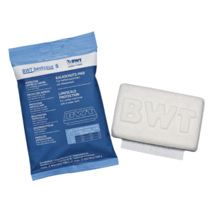 BWT Bestsave S kalkbeskyttelsespude og den tilhørende emballage. Emballagen er blå og hvid med teksten 'BWT Bestsave S' og 'Limescale Protection'. Puden er hvid med BWT-logoet præget i overfladen og bruges til at beskytte kaffemaskiner mod kalk.