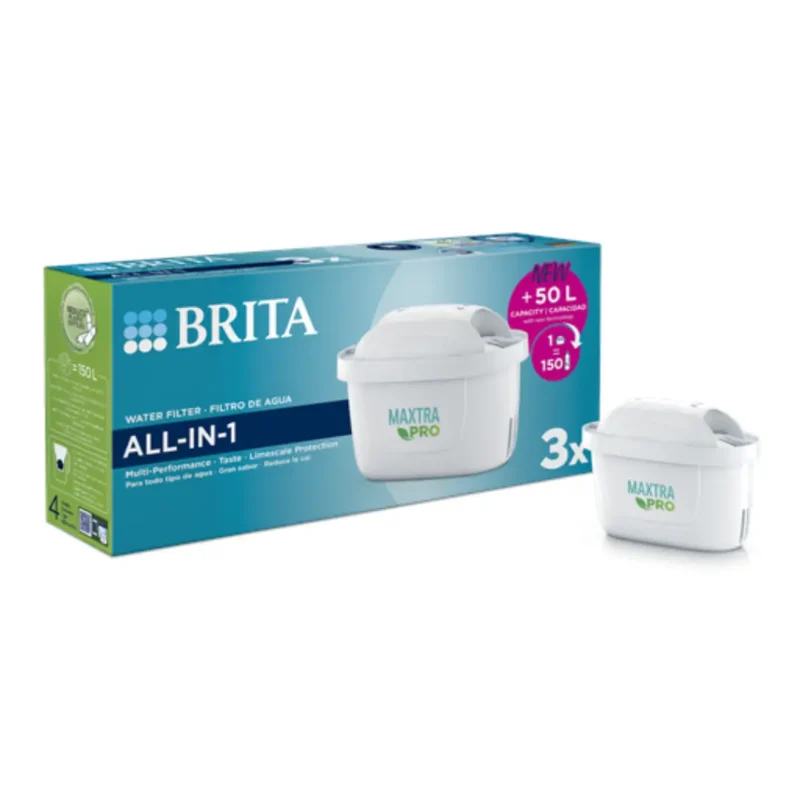 Billede af Brita Maxtra Pro All-in-1 vandfilterpakke med tre filtre. Pakken viser de hvide Maxtra Pro vandfiltre, som er designet til at forbedre smagen af vand og reducere kalkaflejringer. Produktet leveres i en blågrøn kasse med teksten 'All-in-1' og angiver en kapacitet på 150 liter pr. filter.