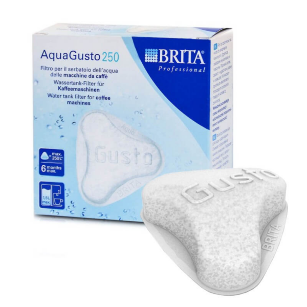 Brita AquaGusto 250 vandfilter til kaffemaskiner. Produktet er vist med emballagen, som angiver en kapacitet på maks. 250 liter og en levetid på op til 6 måneder. Vandfilteret er designet til at blive brugt i vandtanke til kaffemaskiner og hjælper med at forbedre smagen og beskytte mod kalkaflejringer