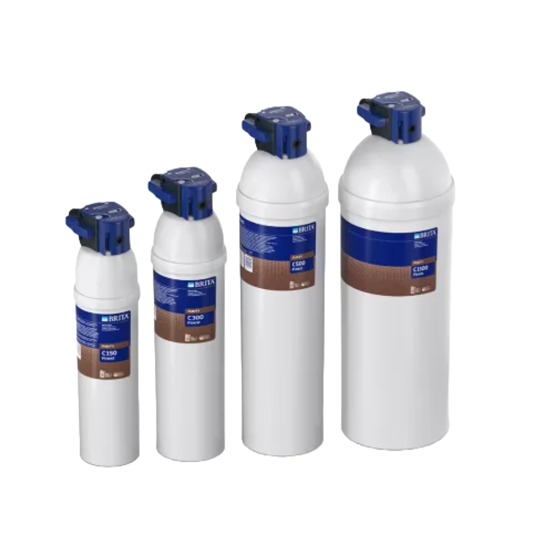 Brita Purity C Finest vandfilter i hvid, med blå etiket og sort filterhoved, designet til at levere enestående vandkvalitet ved at fjerne kalk og andre uønskede stoffer fra vandet. En pålidelig løsning til drikkevandsfiltrering, der beskytter maskiner og forbedrer drikkevarers smag