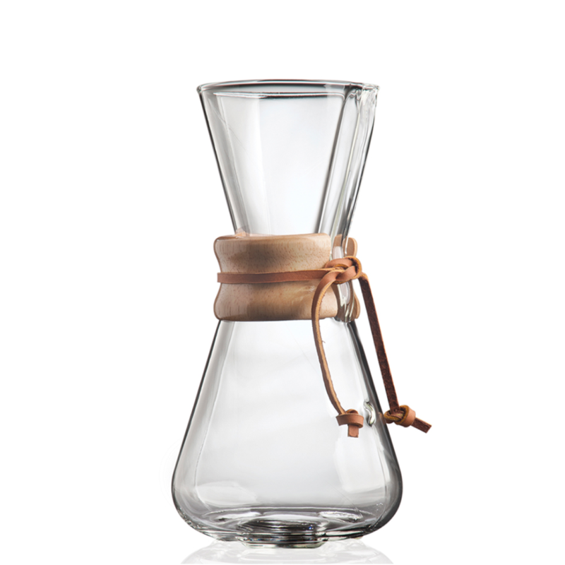 Chemex Classic 3 kops i klar glas. På kandens smalleste sted er der træ rundt som sidder fast ved hjælp af en læder snor. For enden af snoren er der en knude.