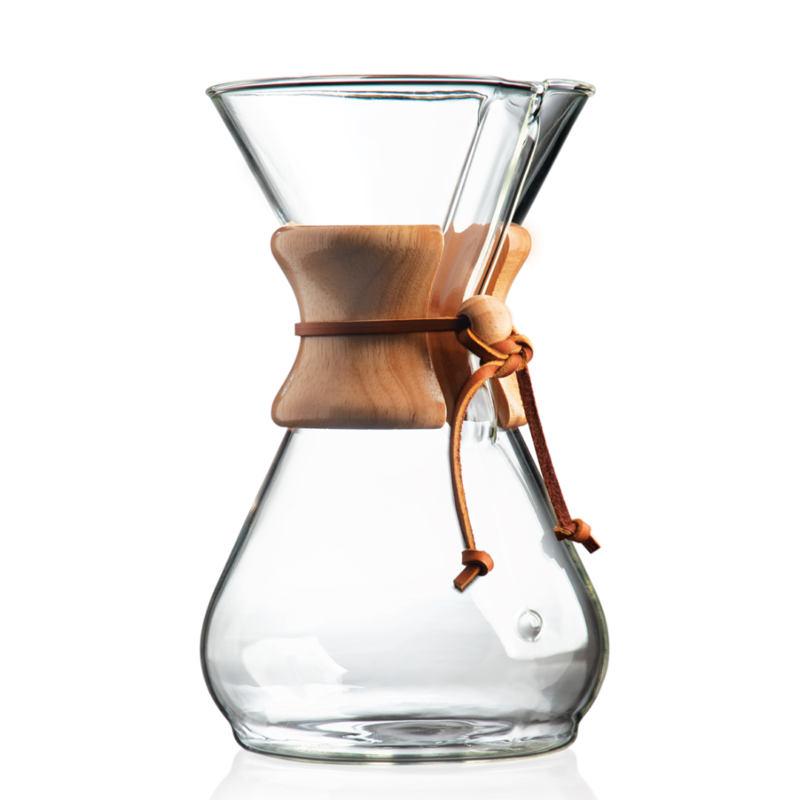 Chemex Classic 8 kops i klar glas. På kandens smalleste punkt er der træ rundt som sidder fast ved hjælp af en læder snor. For enden af snoren er der en knude.