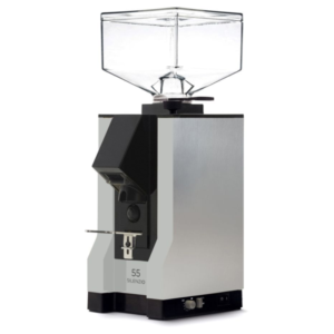 Vinklet billede af Eureka Mignon Silenzio kaffekværn i sølv med firkantet bønnebeholder. Den har et skinnende metalfinish og er designet til at levere stille og effektiv kaffekværning.