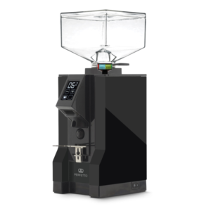 Vinklet billede af Eureka Mignon Perfetto kaffekværn i sort med firkantet bønnebeholder og digitalt display. Maskinen har et elegant sort design og en farverig grind-indikator på toppen for præcis justering.