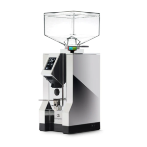 Vinklet billede af Eureka Mignon Perfetto kaffekværn i krom med firkantet bønnebeholder og digitalt display. Det spejlblanke finish og den farverige grind-indikator fremhæver maskinens premium kvalitet og præcisionsfunktioner.