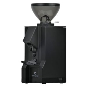 Vinklet billede af Eureka Mignon Manuale kaffekværn i sort med rund bønnebeholder. Maskinen har et enkelt og robust design, perfekt til manuelle indstillinger og præcis kaffekværning.