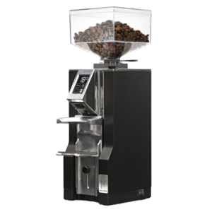 Vinklet billede af Eureka Mignon Libra kaffekværn i sort med en firkantet bønnebeholder fyldt med kaffebønner. Maskinen har et digitalt display og præcisionsværktøjer til kaffedosering, samt en robust metalkonstruktion.