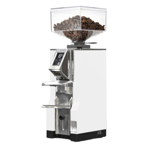 Vinklet billede af Eureka Mignon Libra kaffekværn i hvid med en firkantet bønnebeholder fyldt med kaffebønner. Maskinen har et digitalt display og er designet med både præcision og elegance i tankerne.