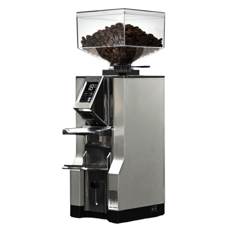 Vinklet billede af Eureka Mignon Libra kaffekværn i krom/sølv med en firkantet bønnebeholder fyldt med kaffebønner. Maskinen kombinerer et spejlblankt metalfinish med avancerede doseringsfunktioner og et digitalt display.