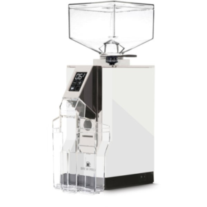 Vinklet billede af Eureka Mignon Brew Pro kaffekværn i hvid med firkantet bønnebeholder og gennemsigtig beholder. Kværnen har et moderne hvidt design, kombineret med digitalt display til præcis kaffedosering.