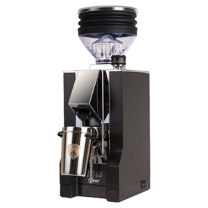 Vinklet billede af Eureka Mignon Zero Brew kaffekværn i sort med rund bønnebeholder og en stålopfangsbeholder under kværnen. Maskinen kombinerer et kompakt design med præcis dosering til brygning af kaffe.