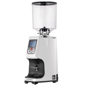 Vinklet billede af Eureka Atom Specialty 75 kaffekværn i hvid med en stor rund bønnebeholder og digitalt display. Maskinen har et elegant hvidt design og er udstyret med avanceret teknologi til præcis dosering.