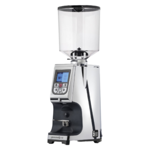 Vinklet billede af Eureka Atom Specialty 75 kaffekværn i krom med en stor rund bønnebeholder og digitalt display. Maskinen har en spejlblank metalfinish og er designet til præcis og hurtig kværning.