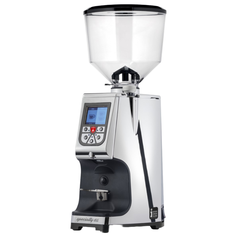 Vinklet billede af Eureka Atom Specialty 65 kaffekværn i krom med stor rund bønnebeholder og digitalt display. Maskinen har en blank metalfinish og er designet til hurtig og præcis kaffekværning.