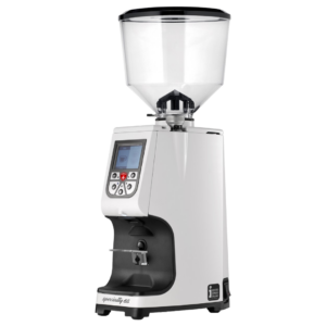 Vinklet billede af Eureka Atom Specialty 65 kaffekværn i hvid med rund bønnebeholder og digitalt display. Maskinen kombinerer et elegant hvidt design med præcis teknologi til kaffekværning.