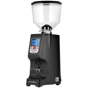 Vinklet billede af Eureka Atom Specialty 65 kaffekværn i sort med rund bønnebeholder og digitalt display. Kværnen har et slankt sort design med avancerede funktioner til kaffedosering.