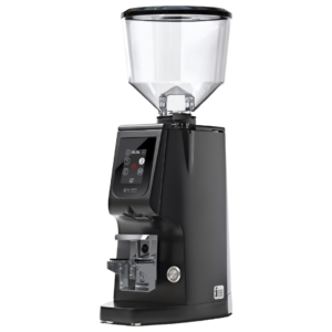 Vinklet billede af Eureka Atom Excellence 65 kaffekværn i sort med stor rund bønnebeholder og digitalt touch display. Maskinen har et slankt design og avanceret teknologi til præcis dosering af kaffe.