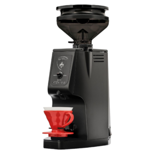 Vinklet billede af Eureka Atom Pro Brew kaffekværn i sort med rund bønnebeholder og en rød kaffetragt placeret i filterholderen. Kværnen er designet til præcis brygning af kaffe med justerbare indstillinger og en kompakt formfaktor.