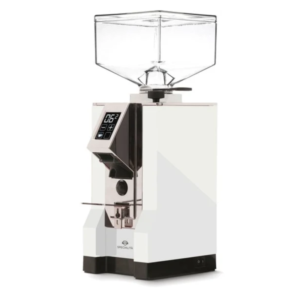 Vinklet billede af Eureka Mignon Specialita kaffekværn i hvid med en firkantet bønnebeholder og digitalt display. Maskinen har et minimalistisk hvidt design med kromdetaljer, hvilket fremhæver dens elegante og moderne look.