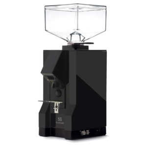 Vinklet billede af Eureka Mignon Silenzio kaffekværn i sort med firkantet bønnebeholder. Maskinen har et kompakt og moderne design, der kombinerer elegant stil med lydsvag drift.