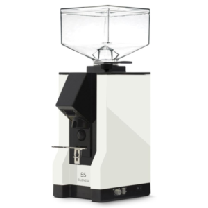Vinklet billede af Eureka Mignon Silenzio kaffekværn i hvid med firkantet bønnebeholder. Det minimalistiske hvide design og støjsvag drift gør den til en elegant løsning for kaffebar- og hjemmebrug.