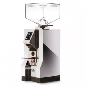 Vinklet billede af Eureka Mignon Turbo kaffekværn i kromfinish med en firkantet bønnebeholder og digitalt display. Maskinen har et stilfuldt, spejlblankt design, der fremhæver dens premium-kvalitet og moderne funktioner.