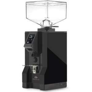 Vinklet billede af Eureka Mignon Specialita kaffekværn i sort med en firkantet bønnebeholder og digitalt display. Maskinen har et slankt sort design med kromdetaljer og er udstyret med brugervenlige funktioner som touchskærm til præcis dosering.