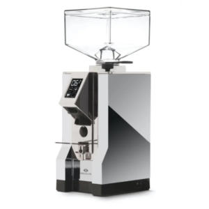 Vinklet billede af Eureka Mignon Specialita kaffekværn i kromfinish med en firkantet bønnebeholder og digitalt display. Maskinen har et spejlblankt design, der fremhæver dens eksklusive og moderne udseende.