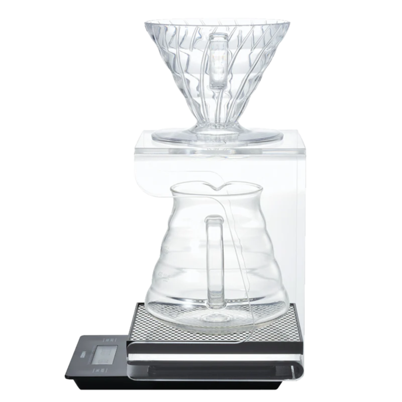 V60-Drip-station med en Hario drip Scale vægt under, en range server ovenpå risten og en v60 plastik dripper på toppen.