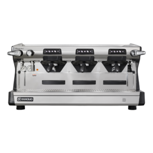 Billede af en Rancilio Classe 5 USB Tall espressomaskine med tre grupper. Maskinen har et elegant, professionelt design med rustfri ståloverflade, sorte detaljer, to damparmaturer, trykmålere, og brugervenlige digitale displays for præcis kontrol.