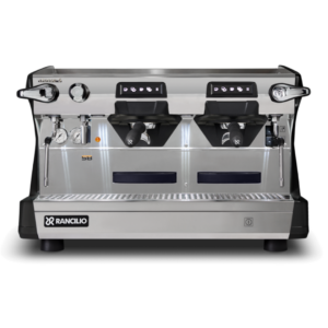 Billede af en Rancilio Classe 5 USB Tall espressomaskine med to grupper. Maskinen har et moderne og robust design med en rustfri ståloverflade og sort trim. Den er udstyret med to damparmaturer, trykmålere, og intuitive digitale displays for nem betjening.