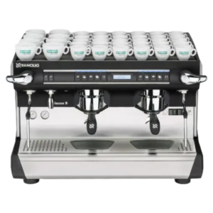Billede af en Rancilio Classe 9 USB Tall espressomaskine med to grupper. Maskinen har et elegant, professionelt design med rustfri ståloverflade, sorte detaljer, to damparmaturer, trykmålere, og brugervenlige digitale displays for præcis kontrol.