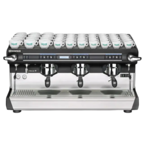 Billede af en Rancilio Classe 9 USB Tall espressomaskine med tre grupper. Maskinen har et elegant, professionelt design med rustfri ståloverflade, sorte detaljer, to damparmaturer, trykmålere, og brugervenlige digitale displays for præcis kontrol.