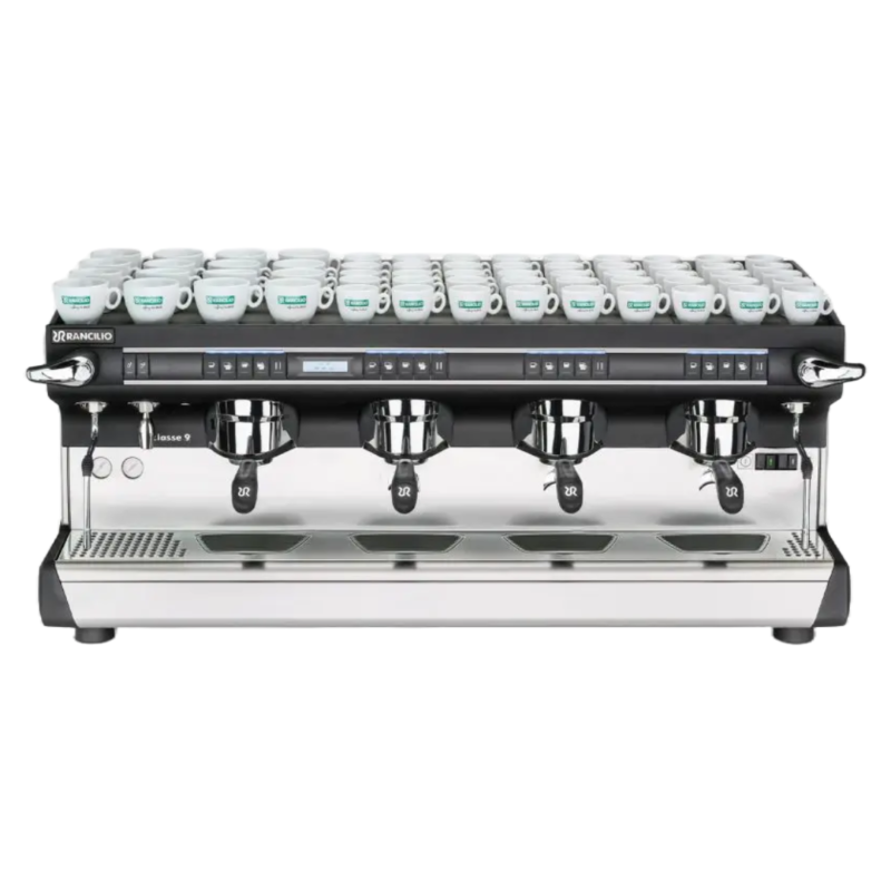 Billede af en Rancilio Classe 9 USB Tall espressomaskine med fire grupper. Maskinen har et elegant, professionelt design med rustfri ståloverflade, sorte detaljer, to damparmaturer, trykmålere, og brugervenlige digitale displays for præcis kontrol.