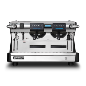 Frontbillede af en Rancilio Classe 7 USB Tall espressomaskine. Maskinen har to gruppehoveder med digitale kontrolpaneler, damparme, og et moderne, rustfrit stål design. Den er robust og velegnet til professionelle caféer og kaffebarer.