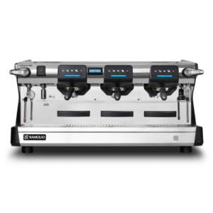 Frontbillede af en Rancilio Classe 7 USB Tall espressomaskine. Maskinen har tre gruppehoveder med digitale kontrolpaneler, damparme, og et moderne, rustfrit stål design. Den er robust og velegnet til professionelle caféer og kaffebarer.