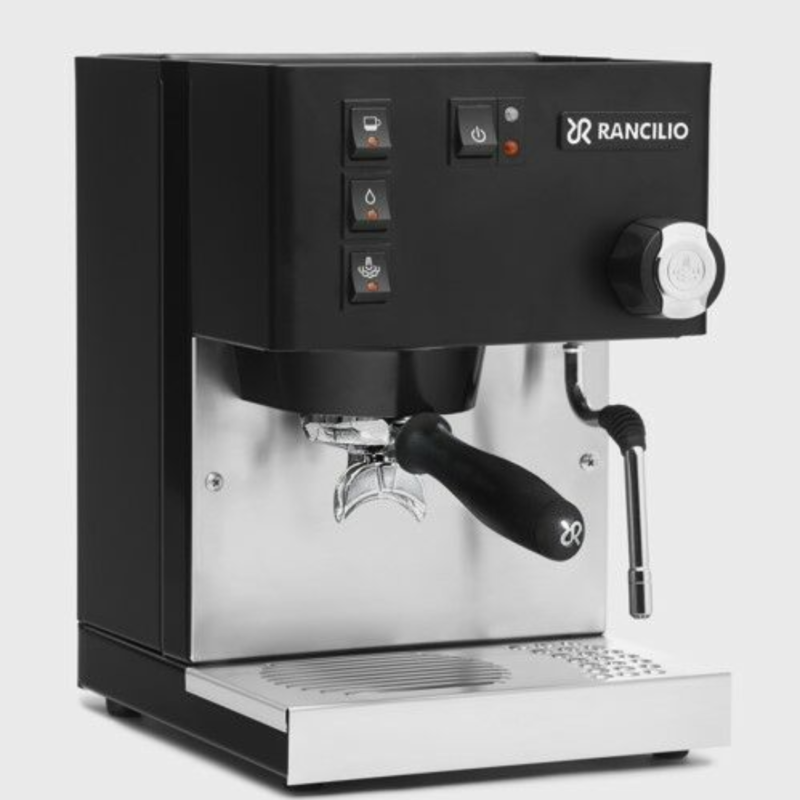 Rancilio Silvia E Sort 2021 skråt forfra. Overdelen af maskinen er sort, midten og underdelen er i rustfrit stål. Selve siden på espressomaskinen er sort. Gruppehovedet sidder til venstre og steamarmen i højre side.