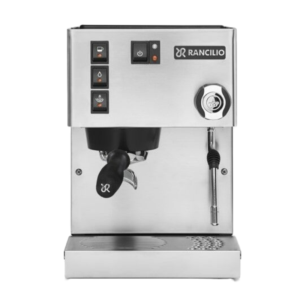 Rancilio Silvia E V60 2021. Selve maskinen er af rustfrit stål, så den har en sølv farve. Gruppehovedet er sort og det samme er knapperne. Gruppehovedet sidder til venstre og steamarmen i højre side,