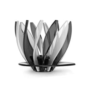 Her ses Hario V60 Dripper Suiren i sort og hvid fra siden. Hver anden er sort, hver anden er hvid