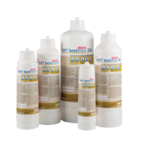 Fem forskellige størrelser af BWT Bestmax Premium vandfilterpatroner, arrangeret fra den mindste til den største. Fra venstre mod højre vises størrelserne V, X, S, XL og 2XL. Alle filterpatronerne er hvide med beige etiketter, der beskriver produktets funktioner, og de er designet til at forbedre vandkvaliteten og beskytte maskiner mod kalkaflejringer.