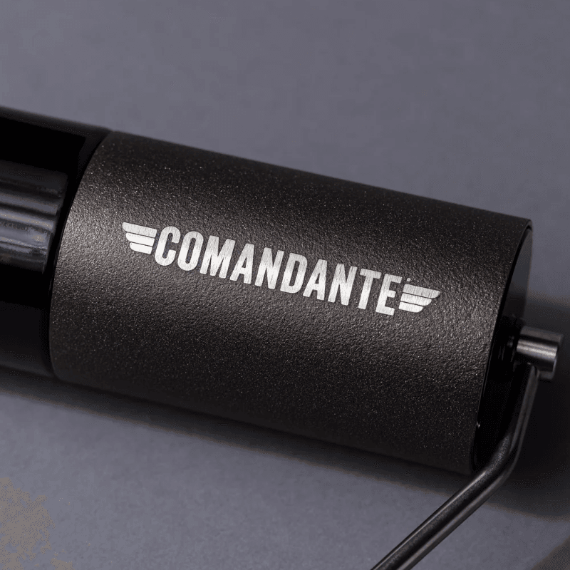 Nærbillede af sort Comandante C40 kaffekværn med tydeligt logo på siden.