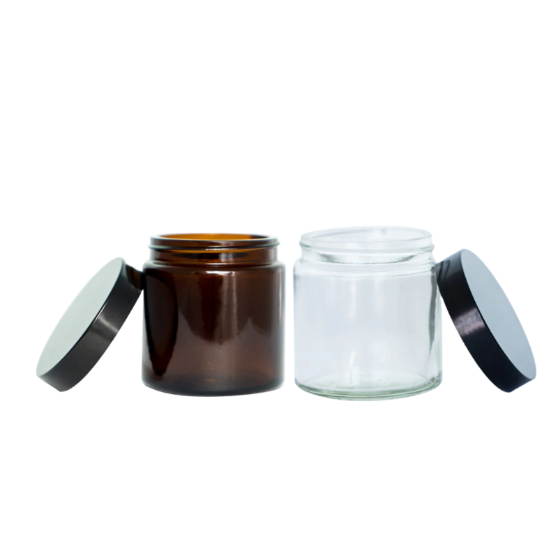 Bønnebeholdere til Comandante håndkværne. Til venstre ses den i brunt glas og i højre i klart glas