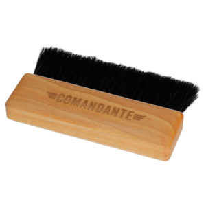 Comandante Max Barista Brush #2, en rengøringsbørste designet specifikt til kaffekværne. Børsten har et solidt træhåndtag med en naturlig finish, hvorpå "Comandante"-logoet er indgraveret på forsiden. Børstehårene er sorte og tætte, ideelle til effektiv rengøring af kværnens blade og overflader. Denne børste kombinerer funktionalitet med et stilrent design, perfekt til professionelle baristaer og kaffeentusiaster.