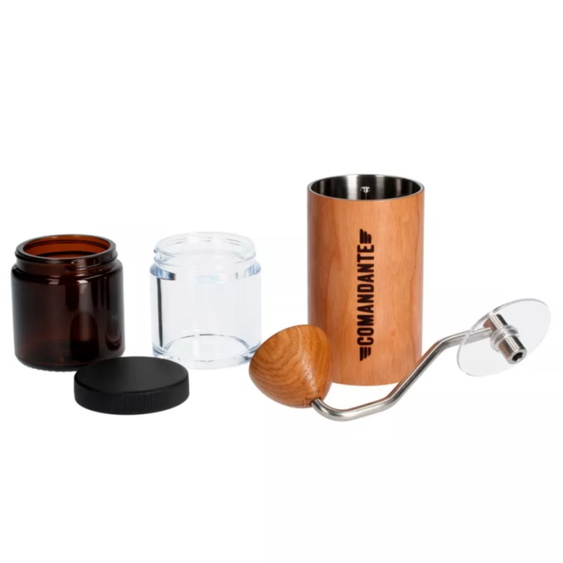 Comandante kaffekværn i amerikansk kirsebærtræ finish, adskilt i dele med to beholdere og låg.