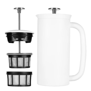 Espro P7 stempelkande i hvidt rustfrit stål, med dobbelt mikrofilter. Kanden har en glat og cylindrisk form med et robust håndtag i samme stålfarve. Dobbeltfilteret består af to finmasket filterenheder, der sikrer en filtreret og ren brygning af kaffe. Dette elegante design er perfekt til præsentation og holdbarhed.