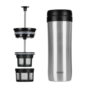 Produktbillede af Espro Travel P1 stempelkande i børstet stål. Kanden er slank og høj, med en mat finish. Øverst ses låget og stempelmekanismen, og ved siden af er filterenhederne placeret i en opstillet visning, der viser de forskellige lag af det dobbelte filter. Den minimalistiske og elegante stil gør kanden ideel til at brygge kaffe på farten.